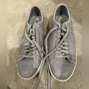 Grey converse leather shoes.